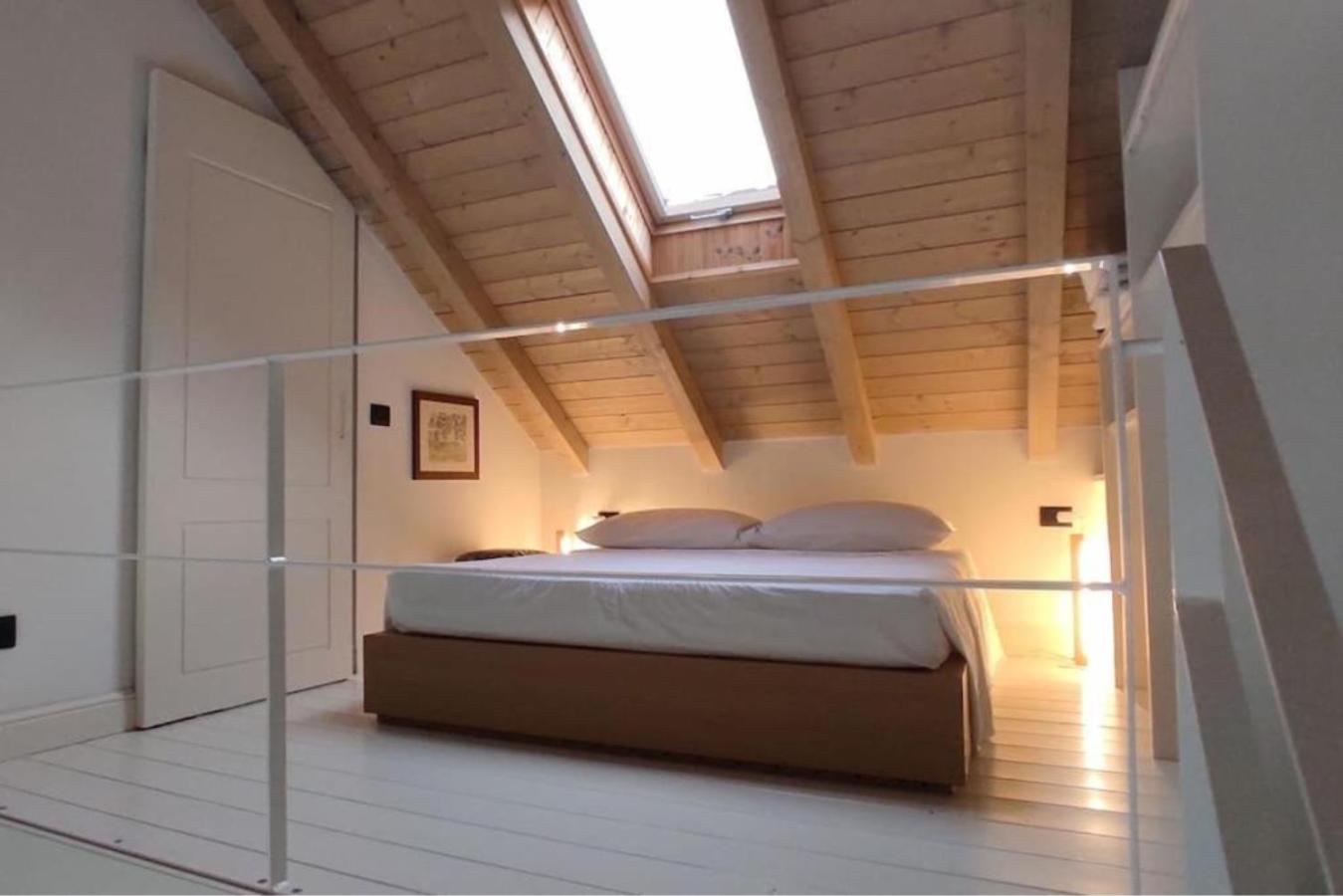 Tiny House On Water Surrounded By Greenery Apartment Mailand