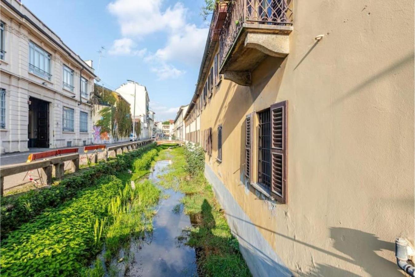 Tiny House On Water Surrounded By Greenery * Mailand