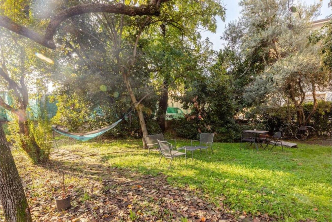Tiny House On Water Surrounded By Greenery Apartment *