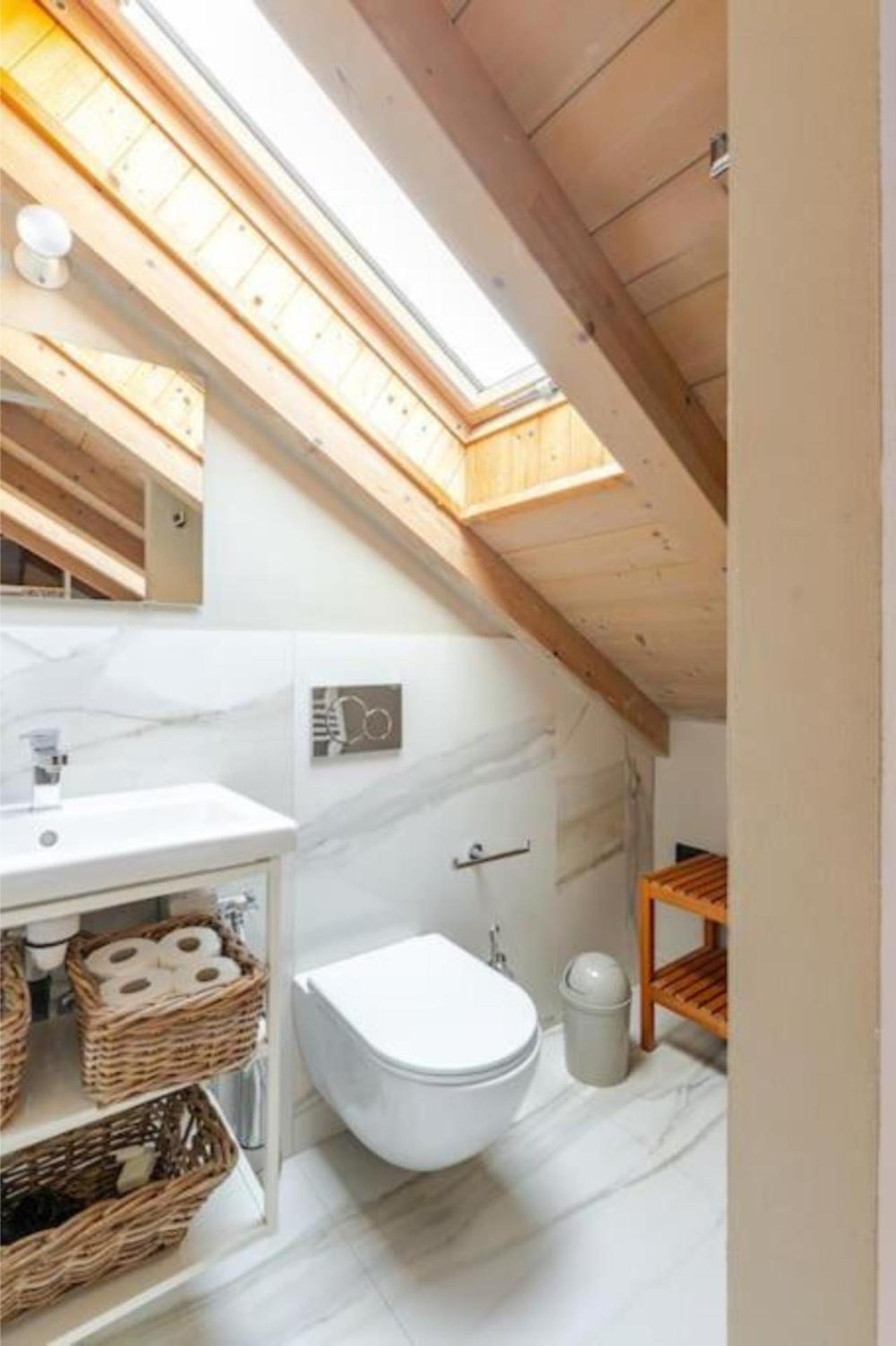 Tiny House On Water Surrounded By Greenery * Mailand