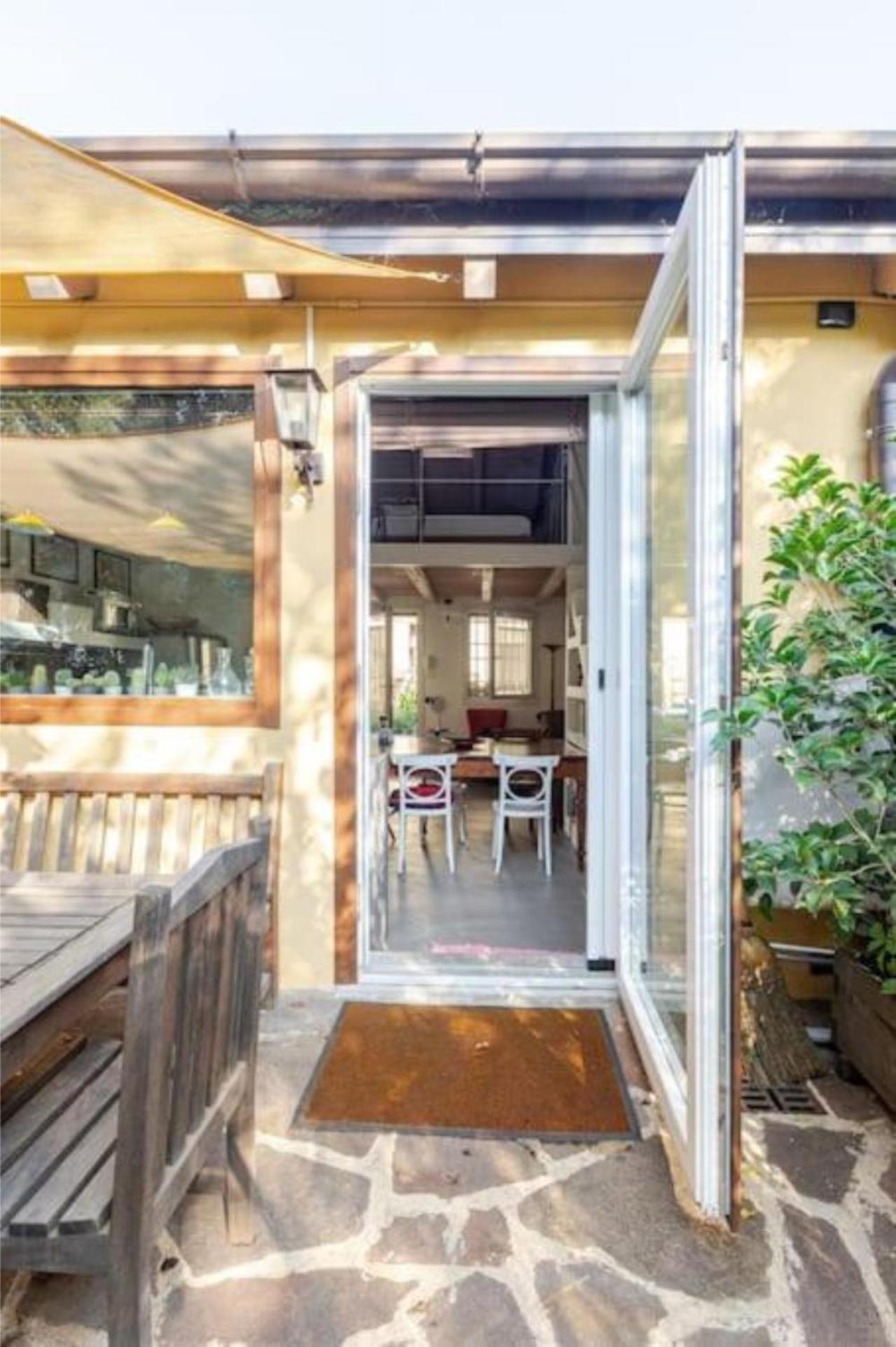 Tiny House On Water Surrounded By Greenery Apartment Mailand